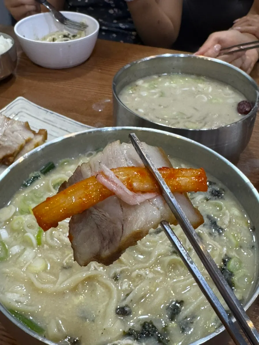 가족 외식으로 차려진 식사 마무리 상