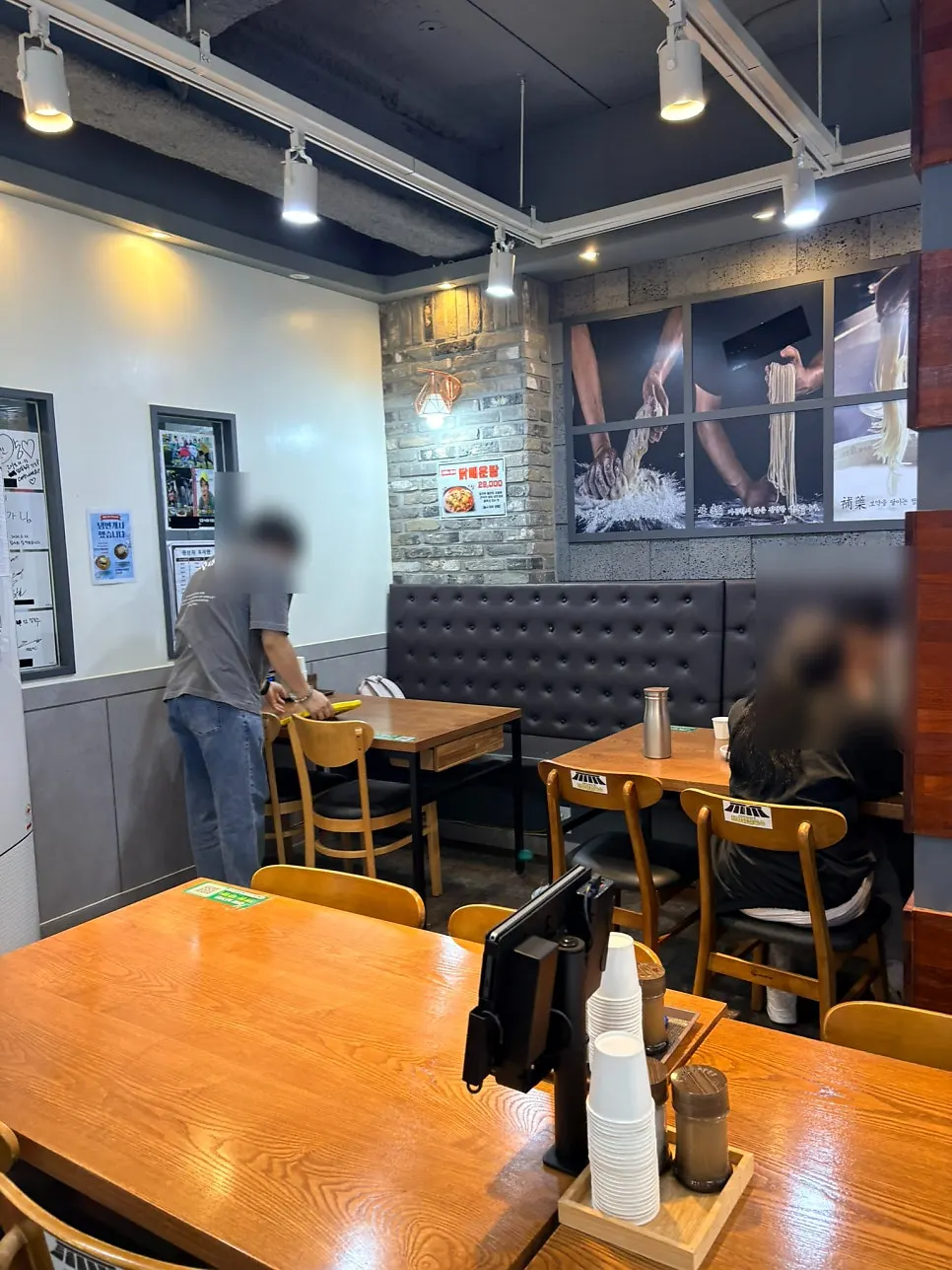 Interior of Hanyang Dak Kalguksu Main Branch
