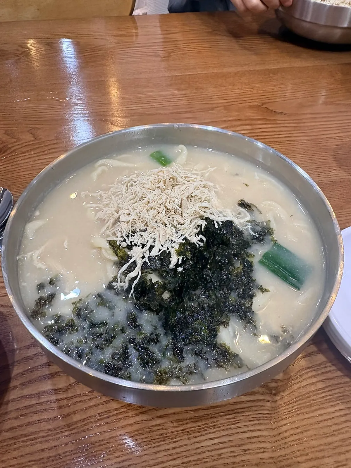 Full spread of the extra-large chicken noodle soup suyuk set with gim topping