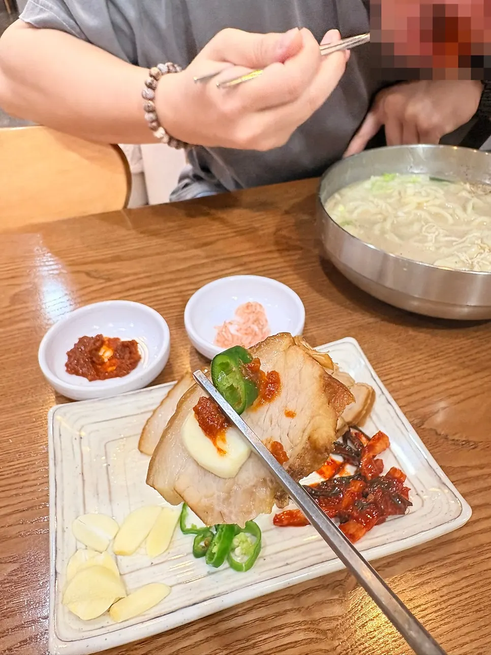 Plate of suyuk served with the set