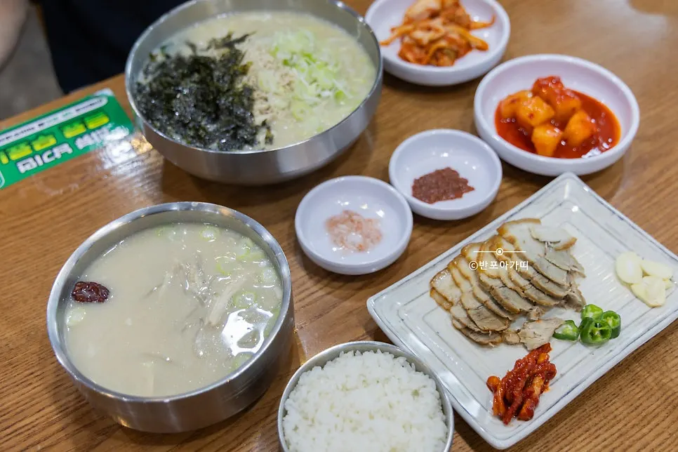 Table setting of kalguksu, gomtang and suyuk ordered for two