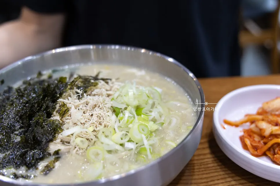Rich chicken broth of Hanyang Dak Kalguksu