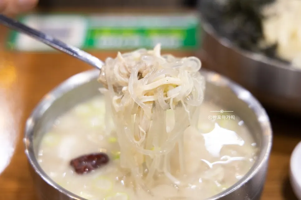 Thick broth of dak gomtang