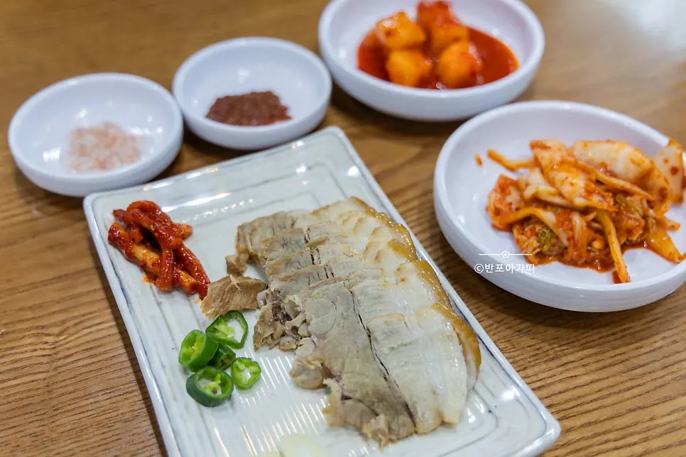 A plate of mini suyuk served alongside kalguksu