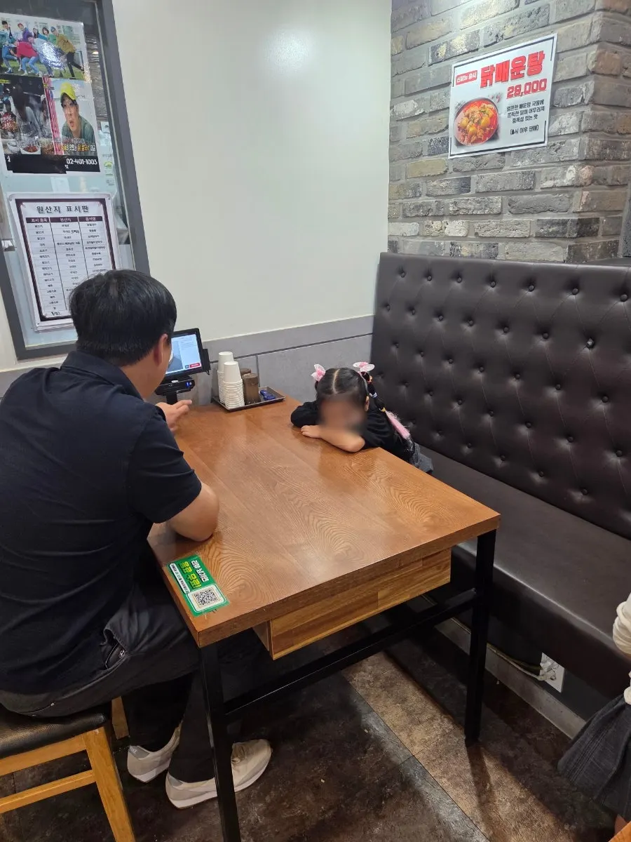 깔끔하게 정돈된 한양닭칼국수 본점 좌석