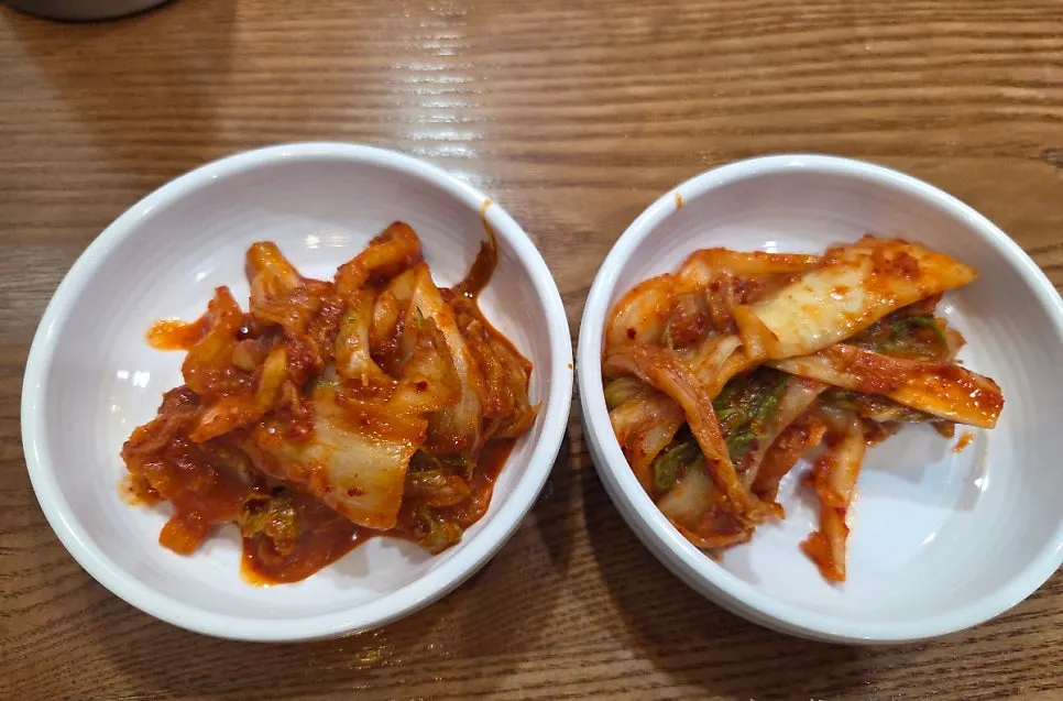 접시에 담은 기본 매운 김치와 안 매운 김치