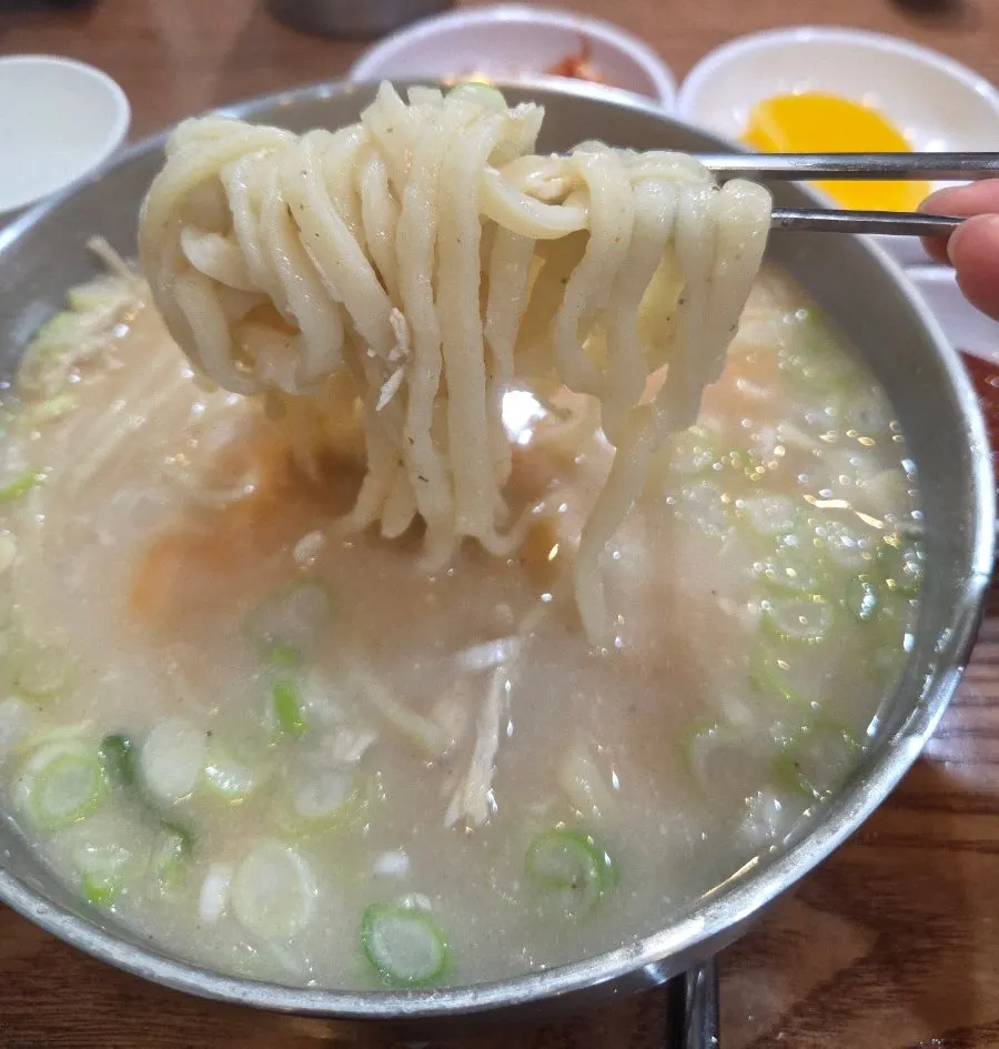 파고명이 올라간 매운닭칼국수
