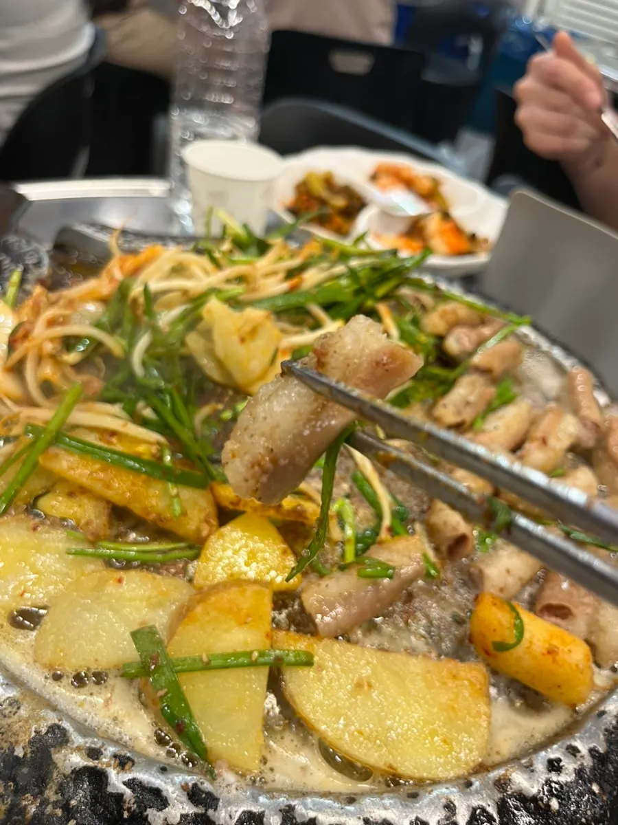 A piece of gopchang picked up with chopsticks at Jinseong Hanwoo Gopchang