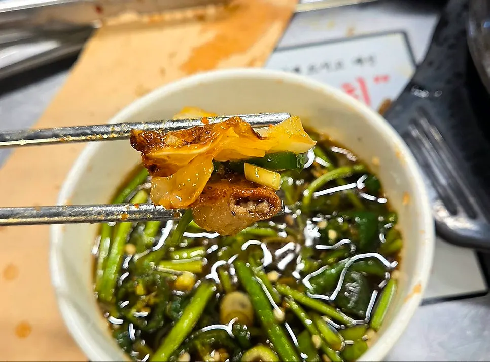 Gopchang eaten together with cabbage