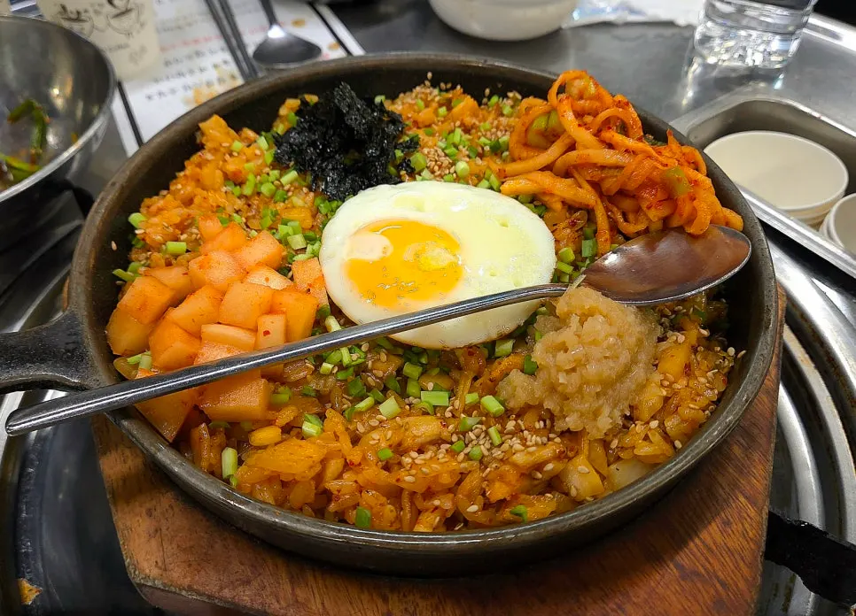 Kkakdugi yangbap topped with various ingredients