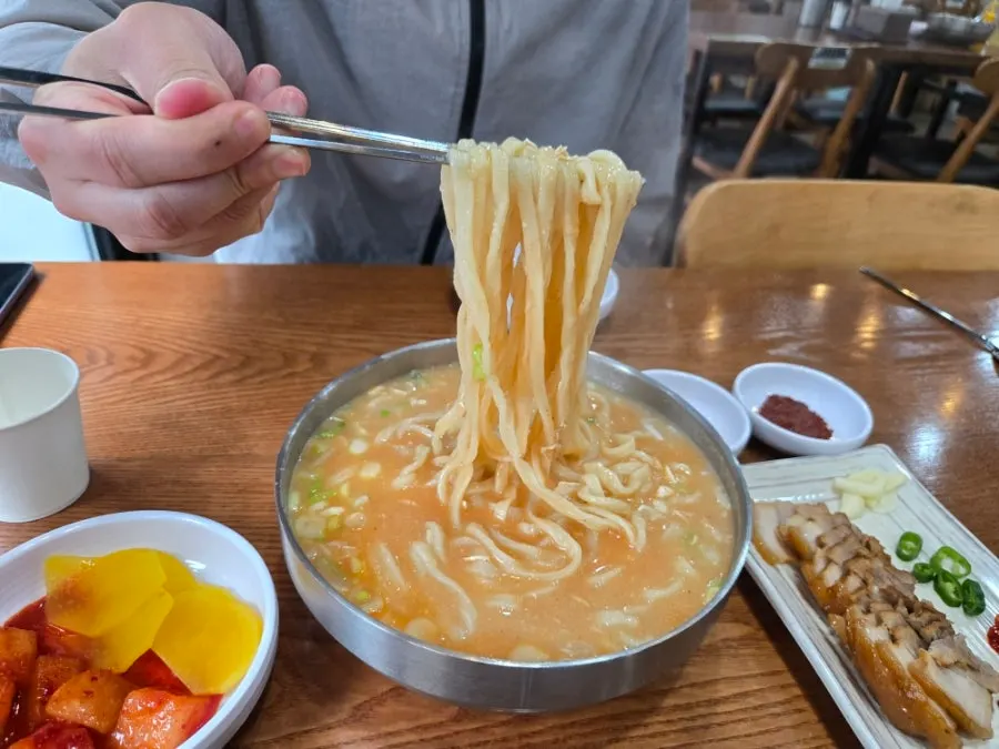 Noodles lifted from the spicy chicken kalguksu