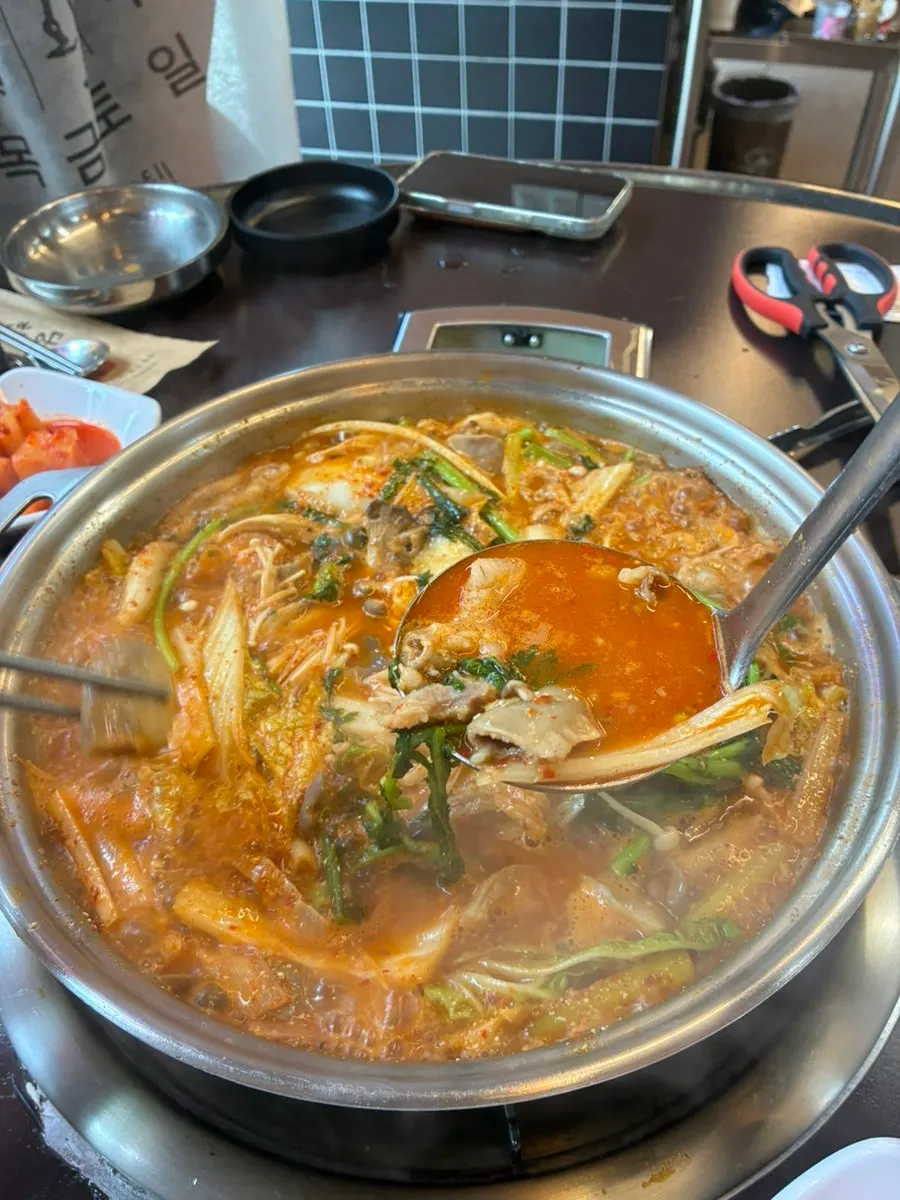 Gopchang hot pot boiling without unpleasant odor