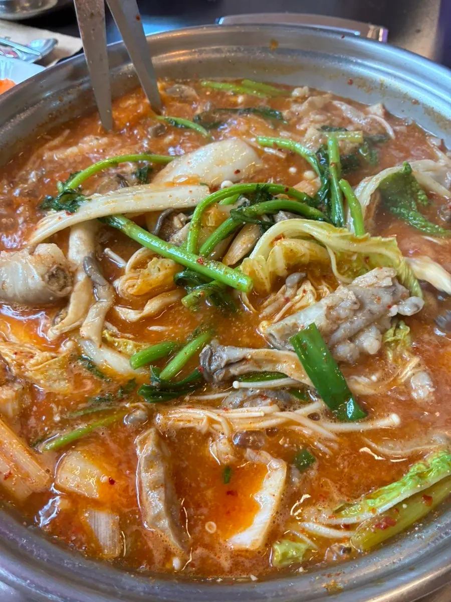 Gopchang and cabbage kimchi pairing