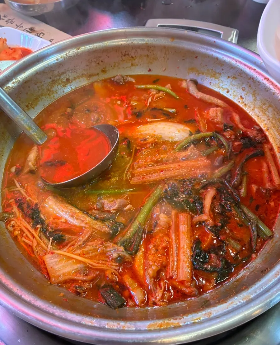Hot pot with large pieces of gopchang