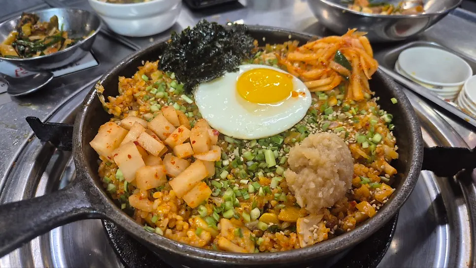 Photo of the green onion kimchi and soy sauce side dishes