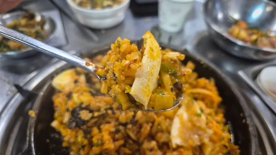 Photo of the green onion kimchi and soy sauce side dishes