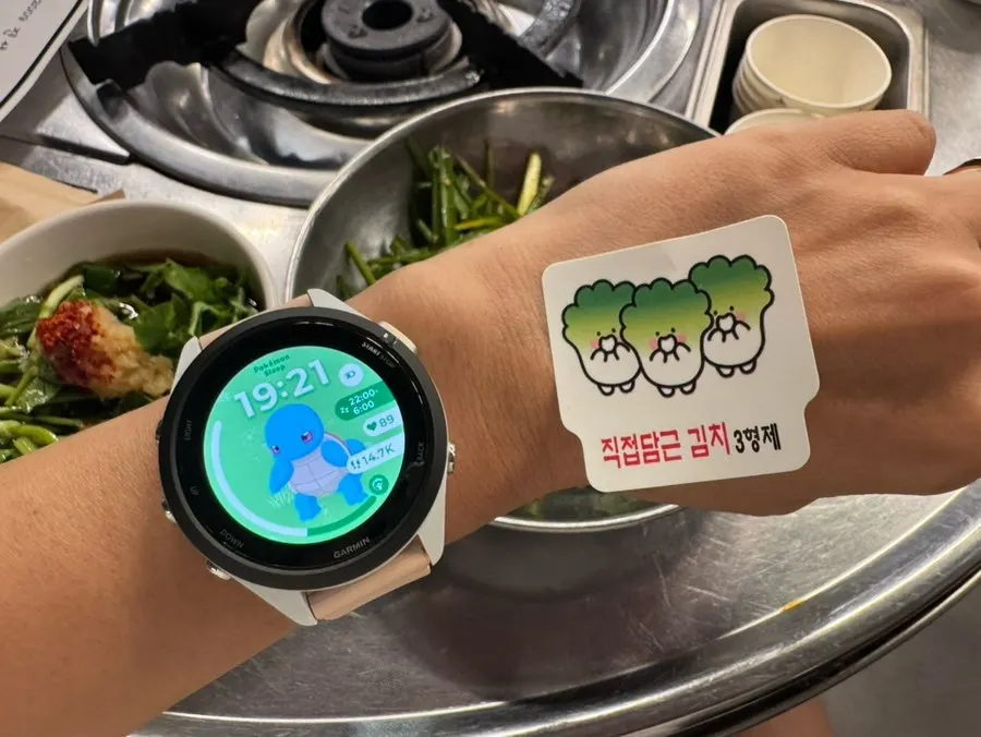 의자 아래 수납 공간이 있는 테이블