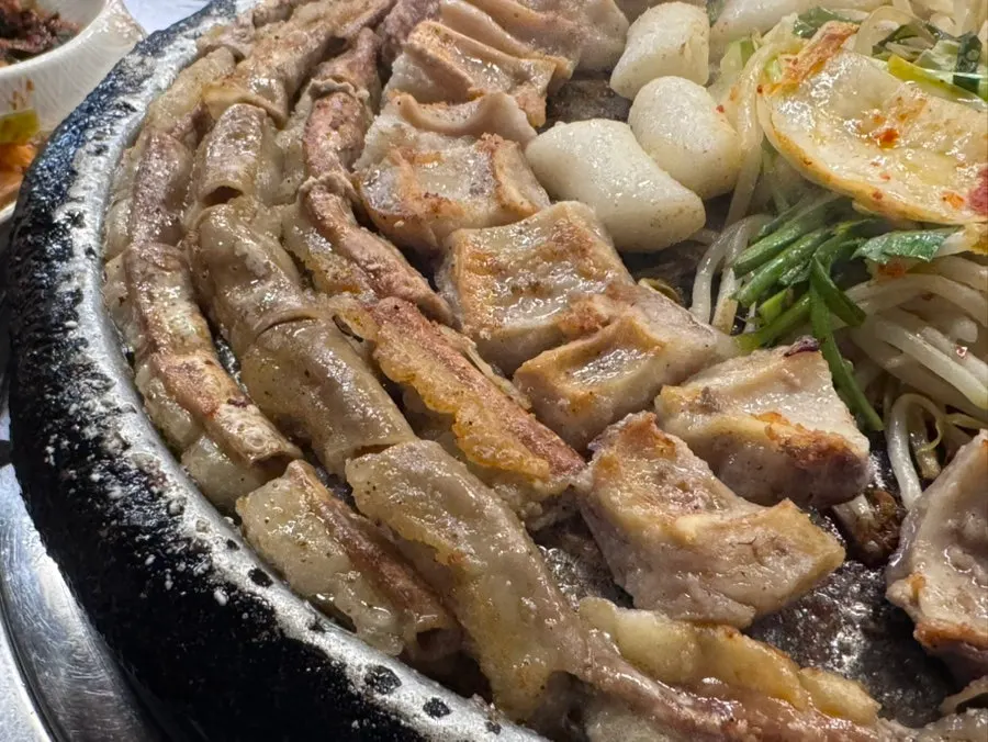 직원이 구워주는 돌판 곱창