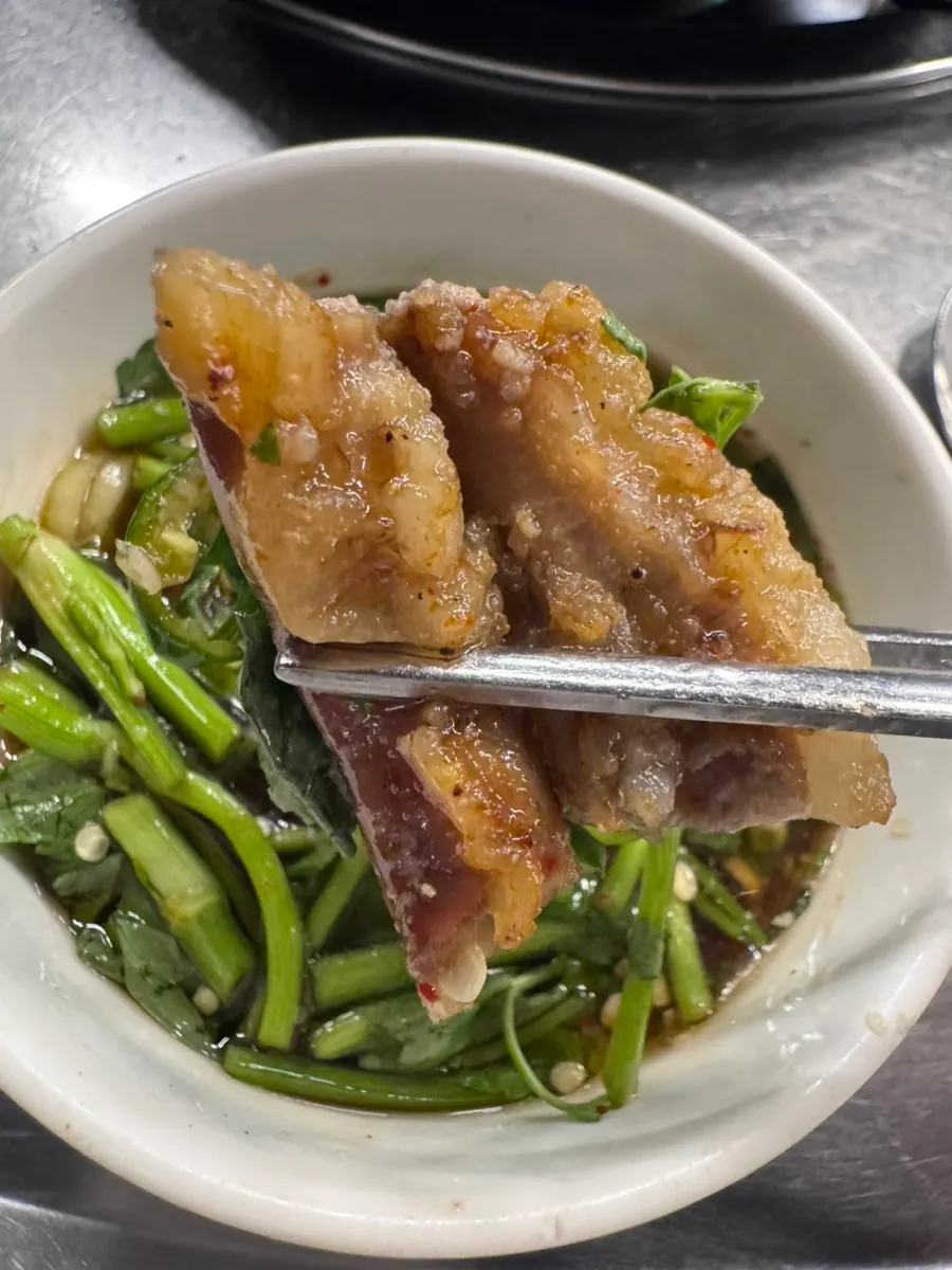 노릇하게 익힌 막창 한 점