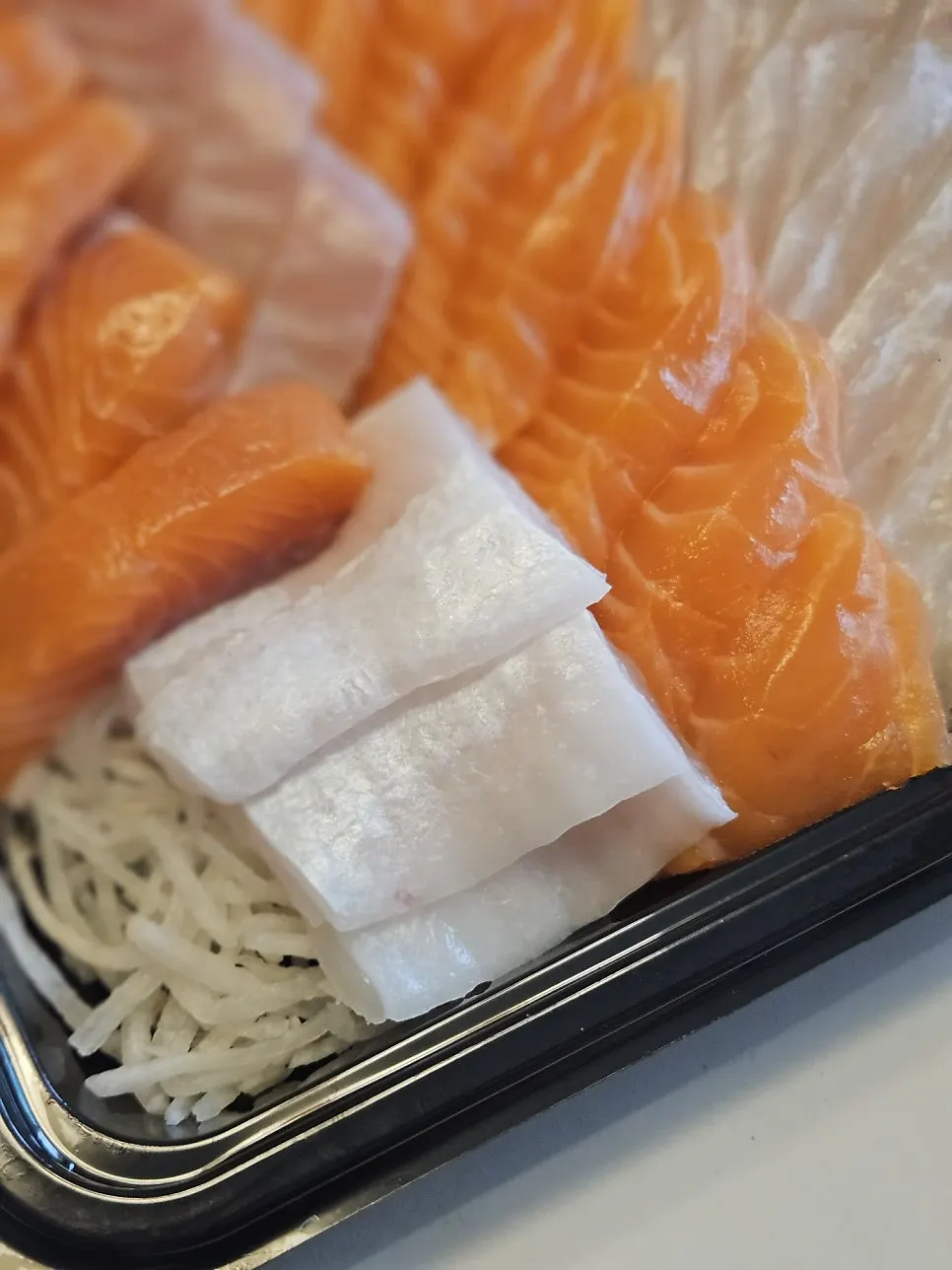 도톰한 두께로 손질된 회
