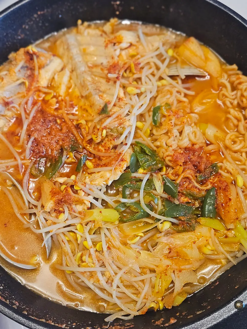 라면사리를 더한 매운탕