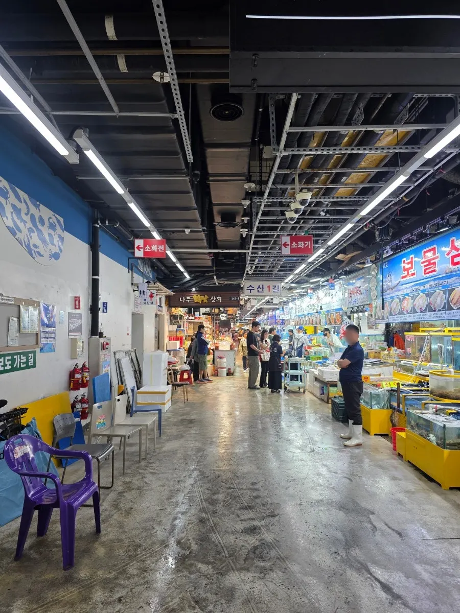 Sashimi shop corridor on the 1st floor of Garakmall