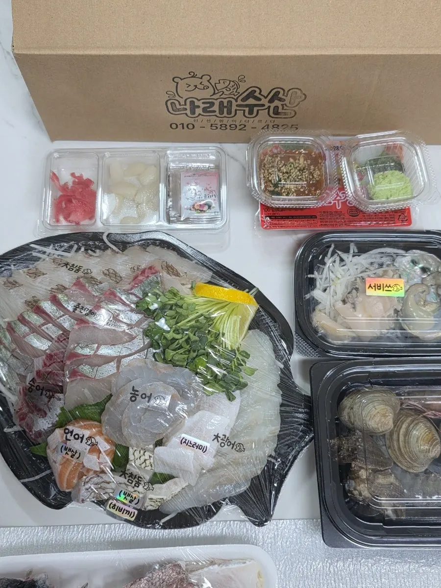 VIP live platter with red seabream hibiki and flounder engawa