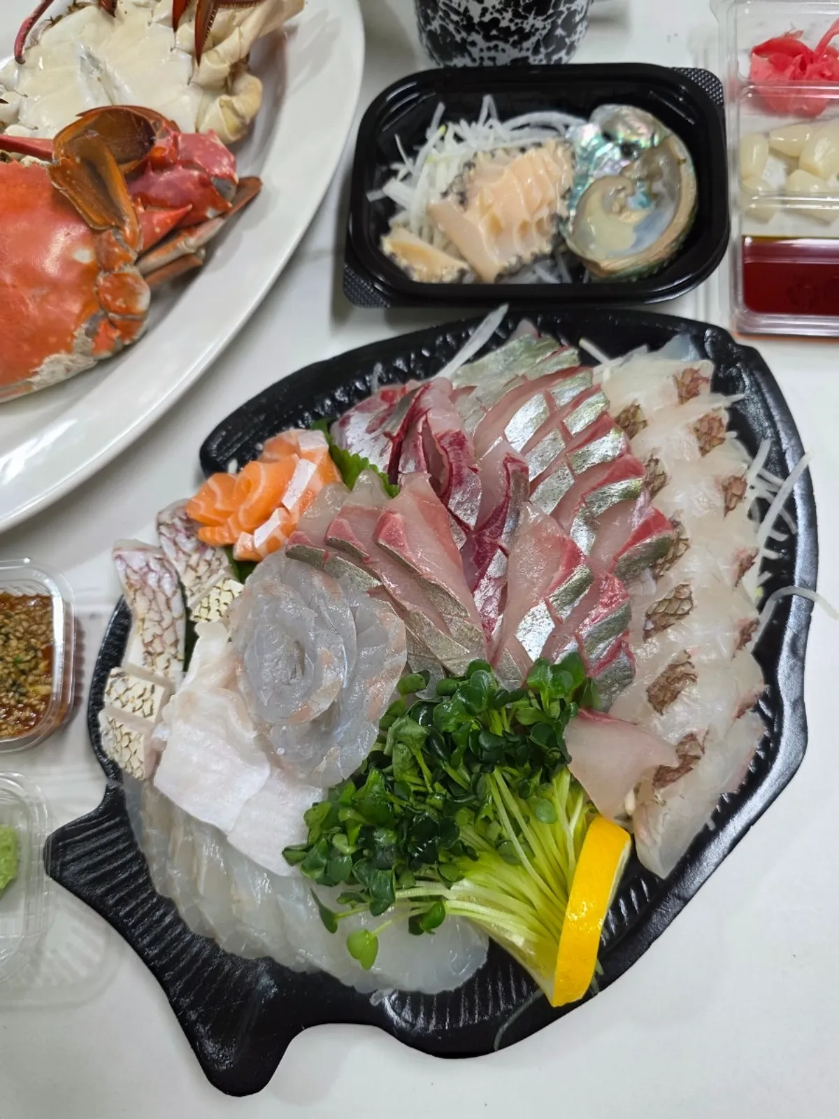 Thick-cut slices of the 6 sashimi varieties in the VIP platter