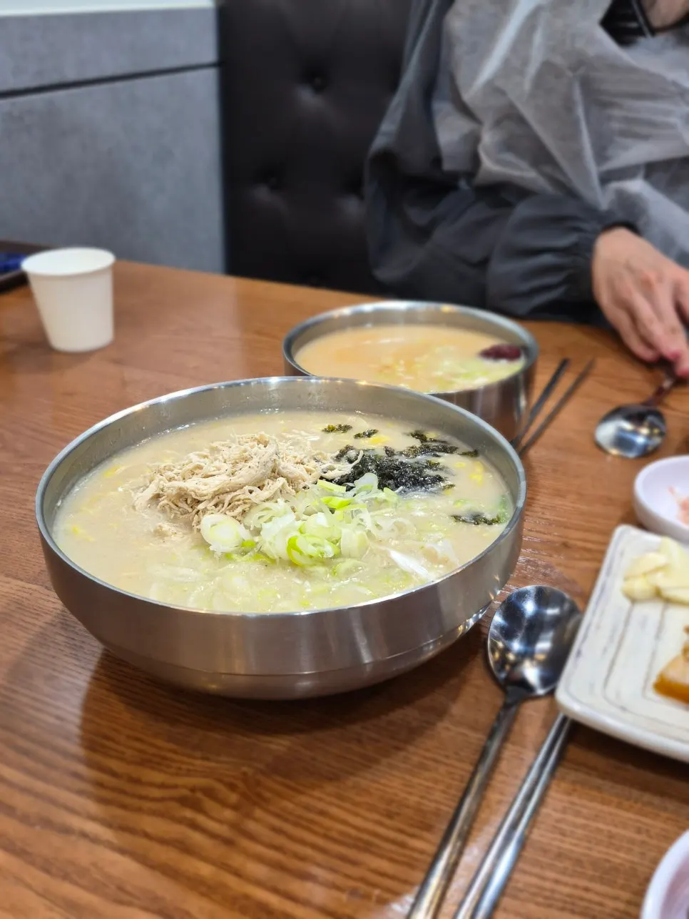 한양닭칼국수와 수육세트 상차림
