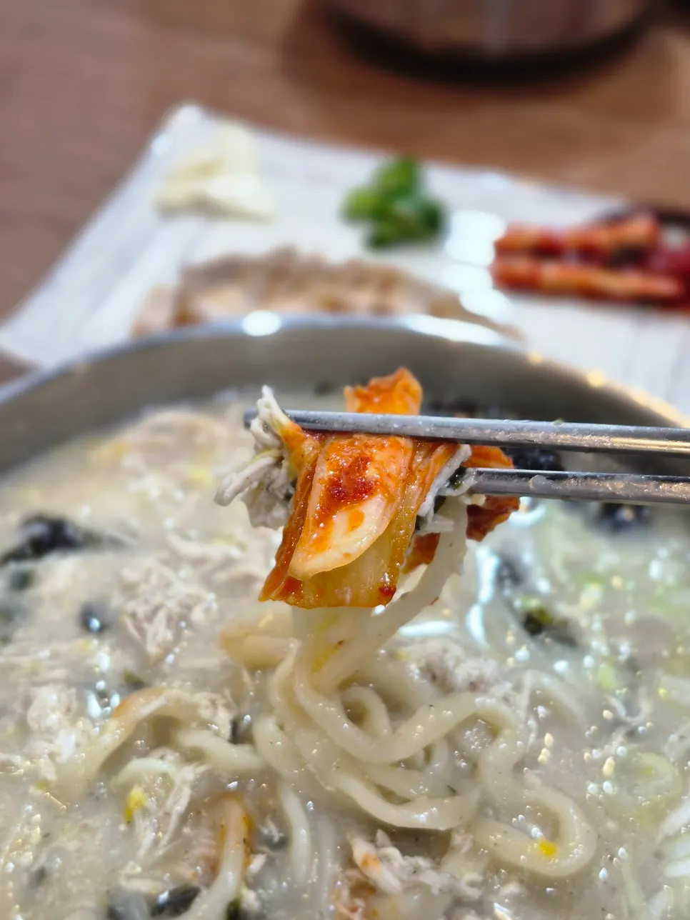 닭칼국수 면과 국물 클로즈업
