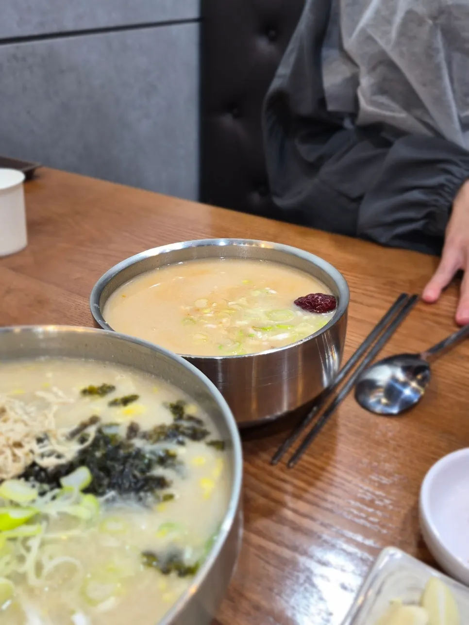뽀얀 국물의 매운닭곰탕