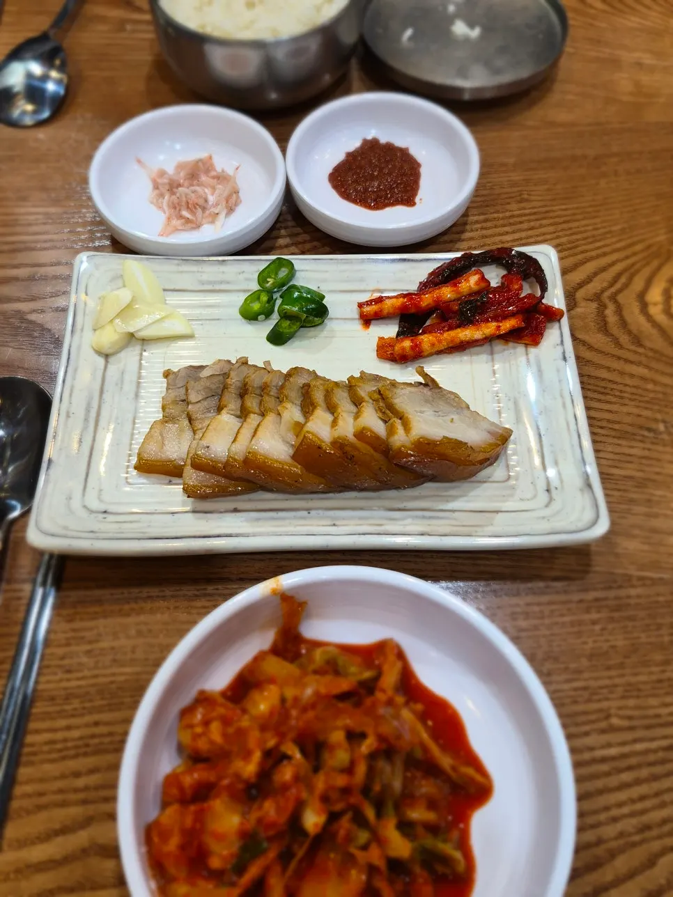 수육세트의 수육 접시