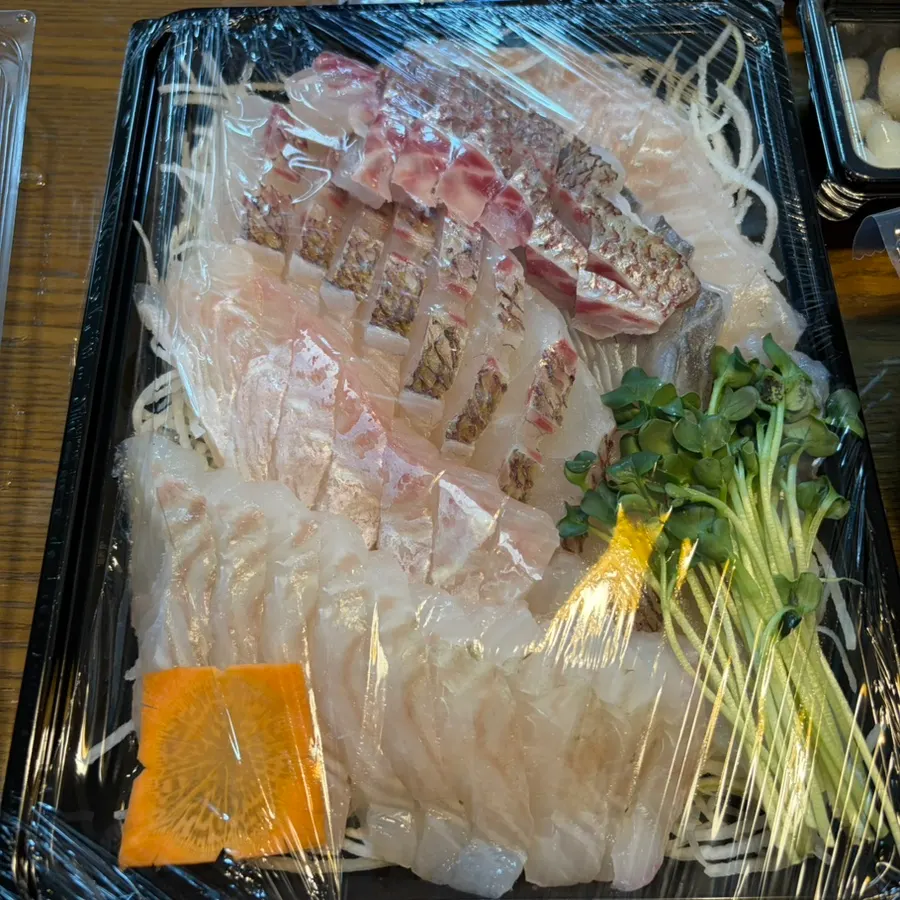 집에서 꺼낸 푸짐한 포장 회