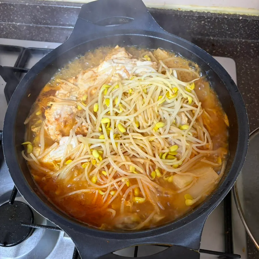진한 국물의 완성된 매운탕