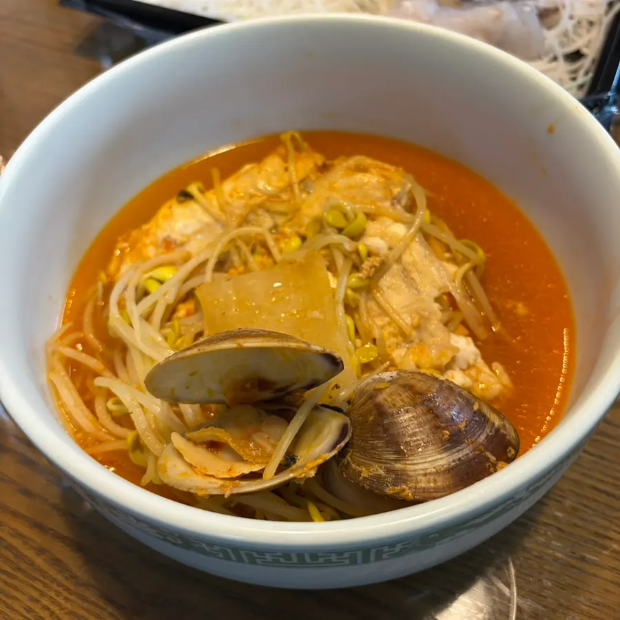 조개와 생선 살이 든 매운탕