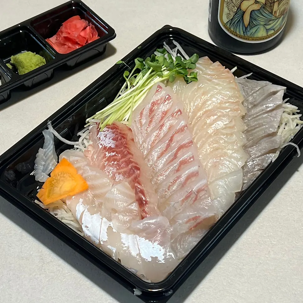 Large sea bass, halibut, and red sea bream Nunggwangcham sashimi