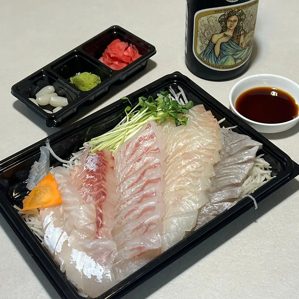 Choosing sashimi and maeuntang