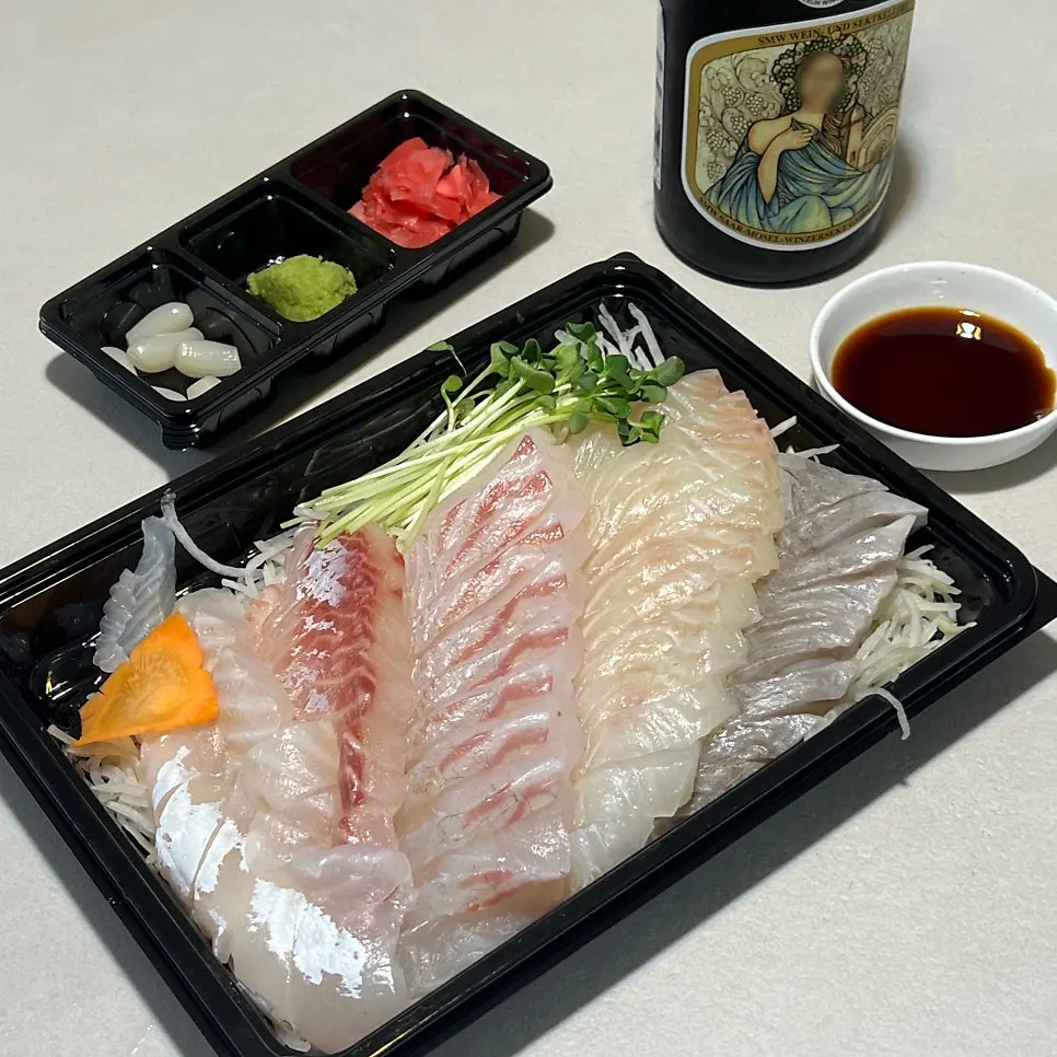 Choosing sashimi and maeuntang