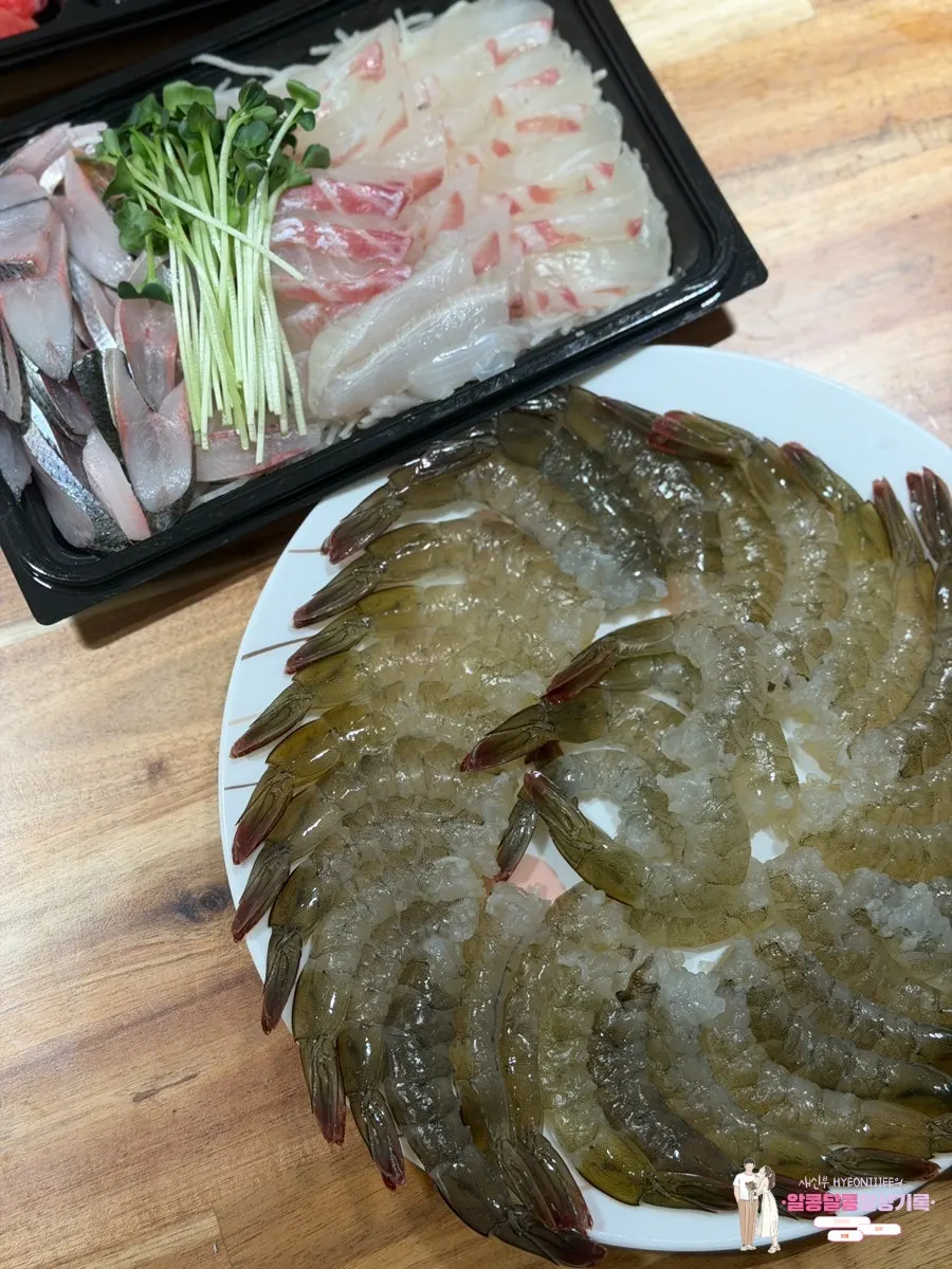 접시에 담은 전어 광어 참돔 회