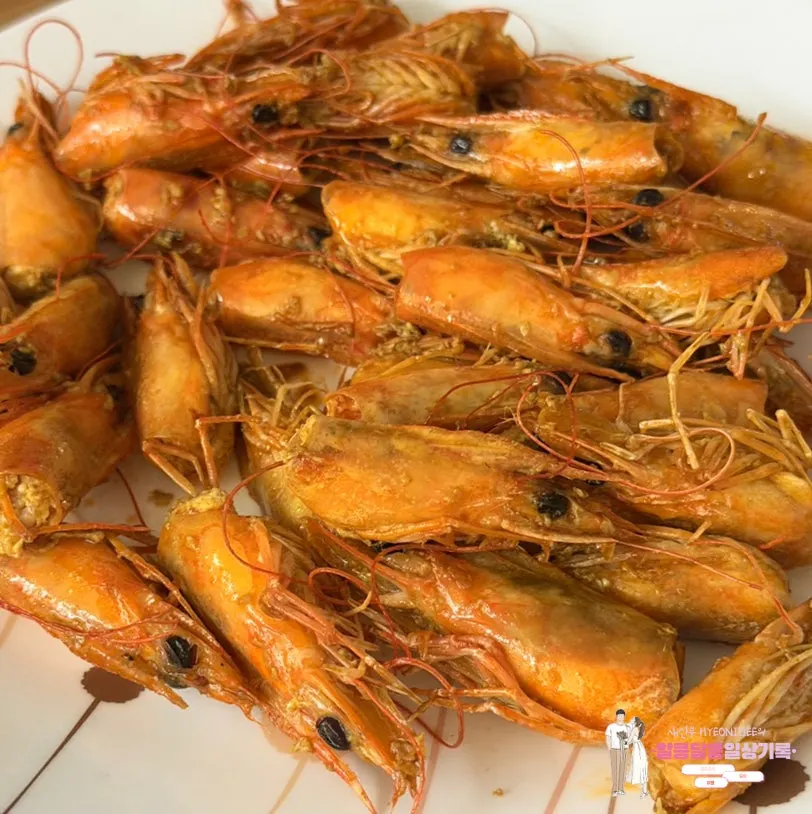 버터구이한 새우 머리 접시