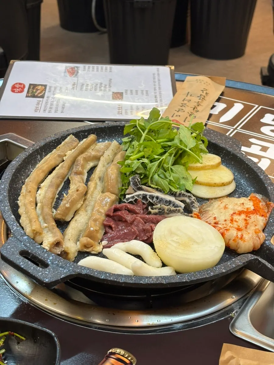 곱창 5줄이 담긴 곱창 2인분 상차림