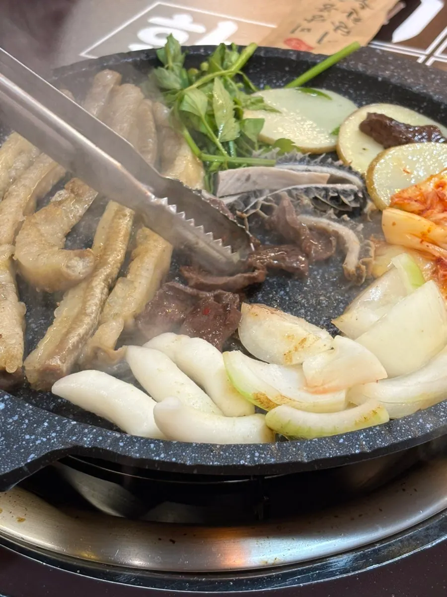 두툼한 철판에서 익어가는 곱창