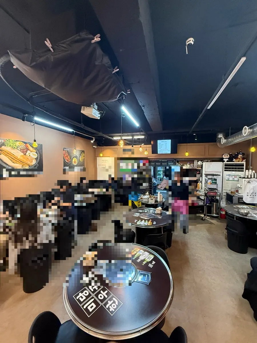 Interior of Midang Hanwoo Gopchang with round tables