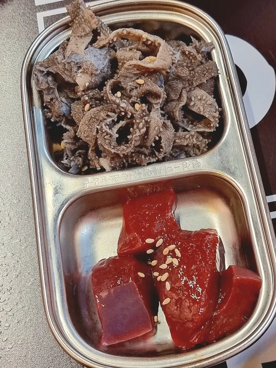 Honeycomb tripe and gopchang grilling on the pan