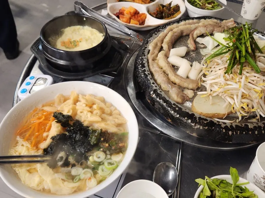 Gopchang on the grill after being cut and handled by staff