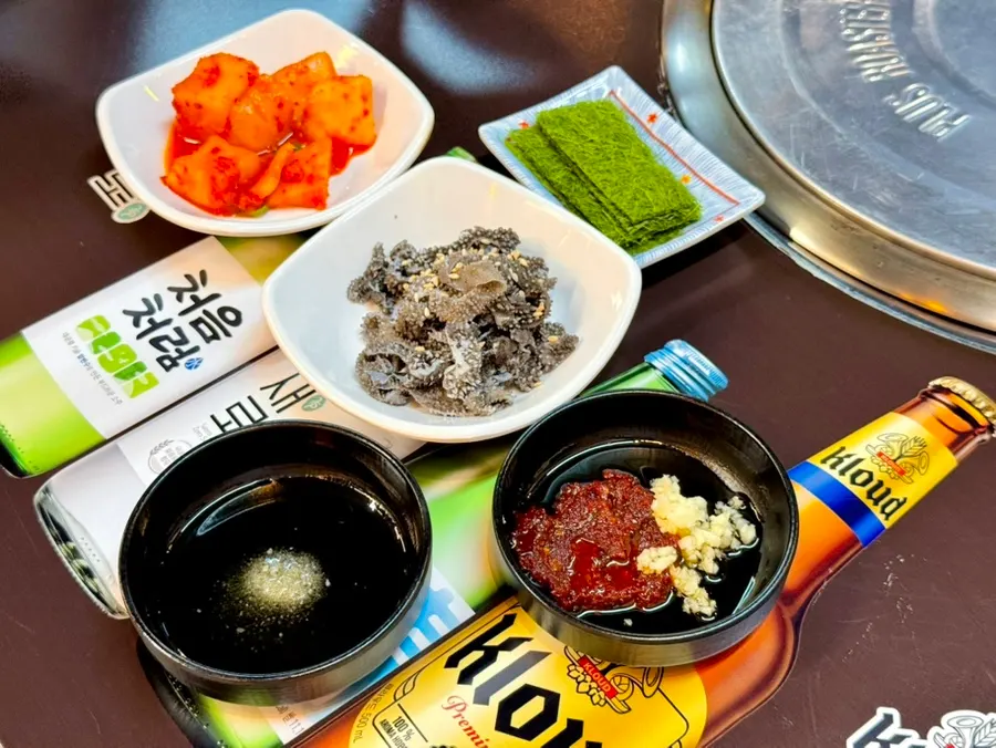 Meja makan dengan cheonyeop dan lauk pendamping