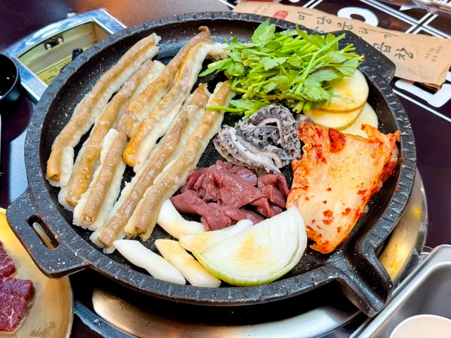 Gopchang sapi hanwoo 2 porsi di atas pemanggang
