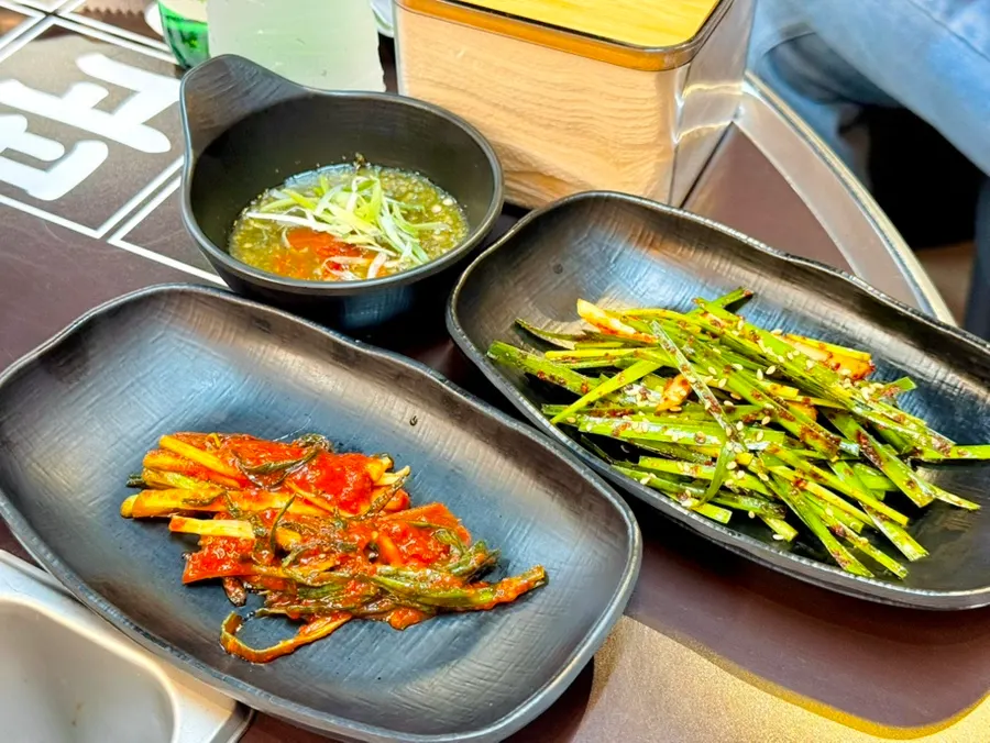 Saus rahasia, buchu-muchim, dan pa-kimchi sebagai pelengkap
