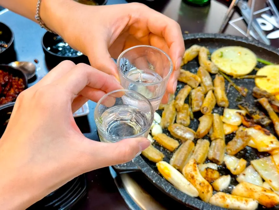 Gopchang yang dicelupkan ke saus spesial