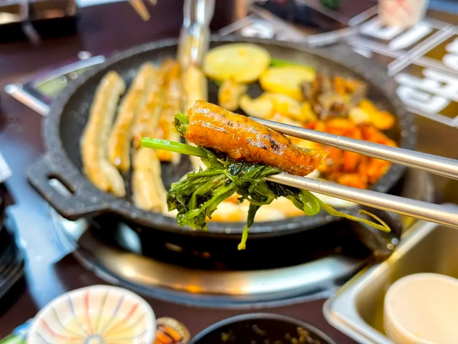 Segelas soju ditemani gopchang